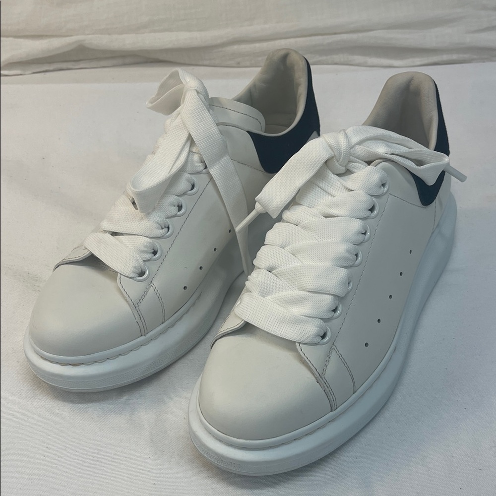 Ladies Alexander McQueen Oversized White Cedar Croc
625162 WIAFX 947 US size 7